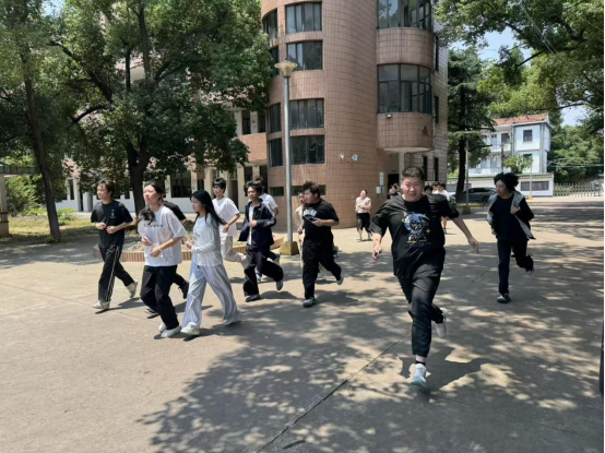 我校开展紧急逃生应急疏散演练
